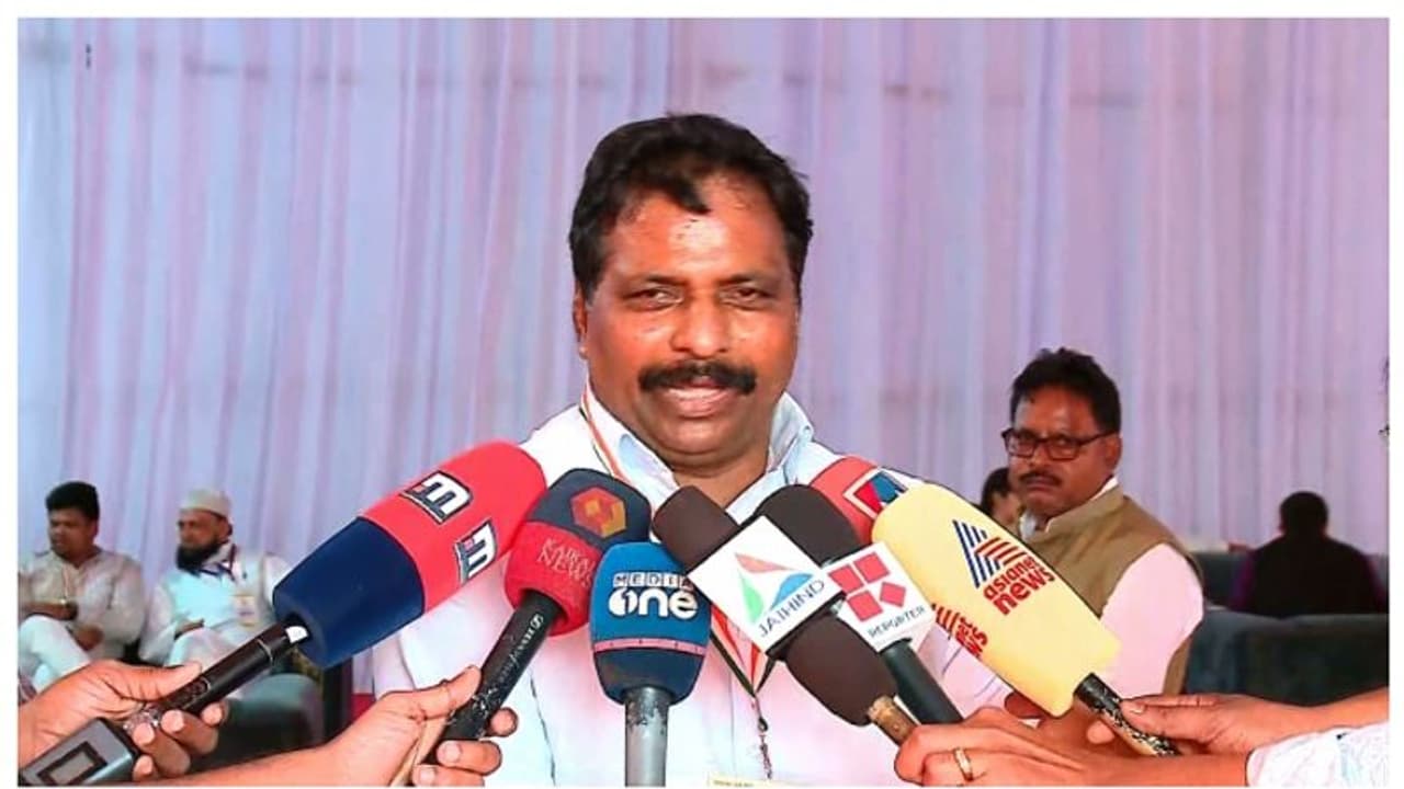 എഐസിസിക്ക് പരാതി: ആരോപണങ്ങള് പരിശോധിക്കുമെന്ന് താരീഖ് അന്വര് ഉറപ്പുനല്കിയെന്ന് കൊടിക്കുന്നില് സുരേഷ് എഐസിസിക്ക് പരാതി: ആരോപണങ്ങള് പരിശോധിക്കുമെന്ന് താരീഖ് അന്വര് ഉറപ്പുനല്കിയെന്ന് കൊടിക്കുന്നില് സുരേഷ്