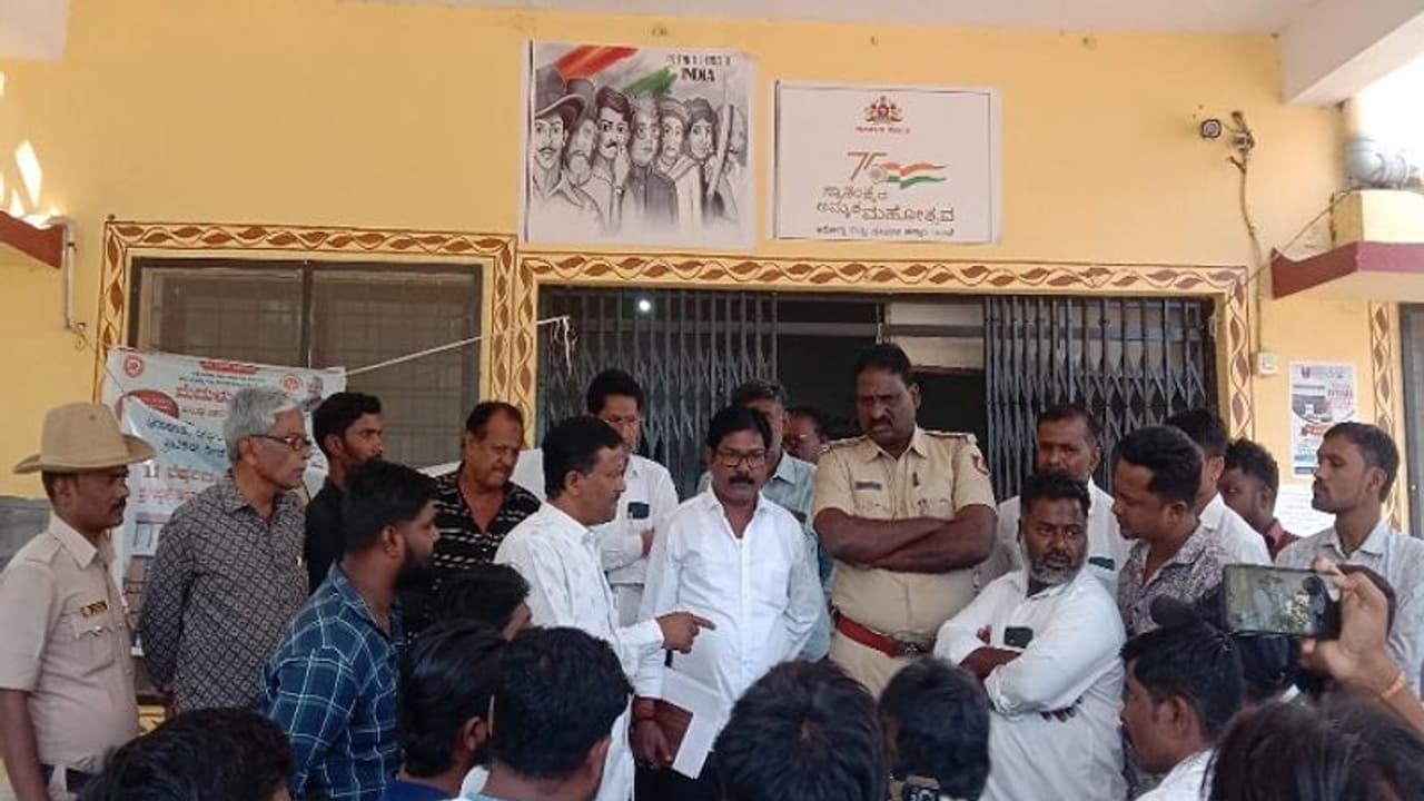 ಕಲಬುರಗಿ: ಆರೋಗ್ಯ ಸಿಬ್ಬಂದಿ ನಿರ್ಲಕ್ಷ್ಯಕ್ಕೆ ನವಜಾತ ಶಿಶು ಸಾವು, ಆಸ್ಪತ್ರೆ ಎದುರು ಧರಣಿ