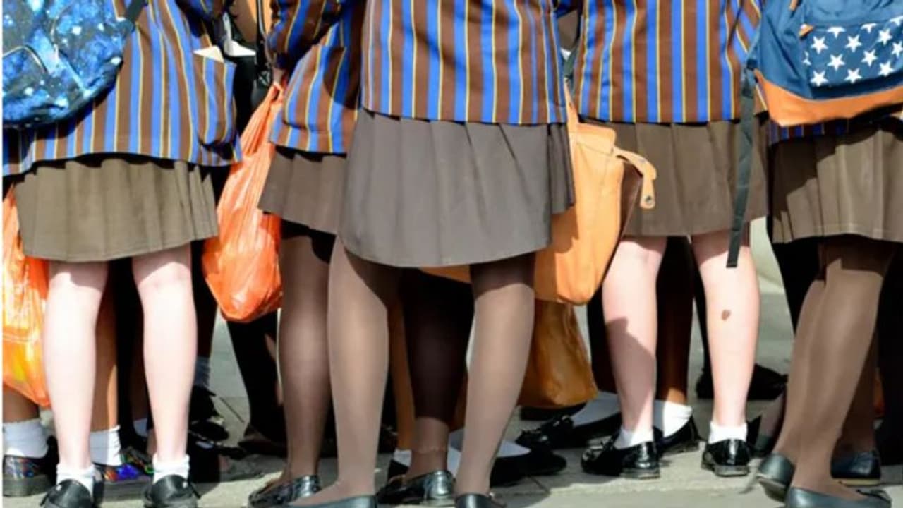 പെൺകുട്ടികളുടെ പാവാടയുടെ നീളം പുരുഷ അധ്യാപകർ പരിശോധിച്ചു, പാവാട ധരിച്ചെത്തി പ്രതിഷേധിച്ച് ആൺകുട്ടികൾ