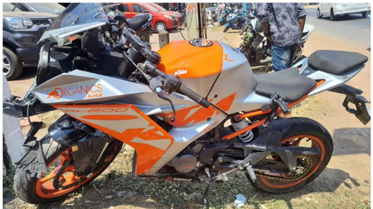 അപകടത്തിൽപെട്ട ബൈക്ക് മോഷണം പോയി; പരാതി നൽകിയിട്ടും പൊലീസ് അന്വേഷിക്കുന്നില്ലെന്ന് ആക്ഷേപം അപകടത്തിൽപെട്ട ബൈക്ക് മോഷണം പോയി; പരാതി നൽകിയിട്ടും പൊലീസ് അന്വേഷിക്കുന്നില്ലെന്ന് ആക്ഷേപം