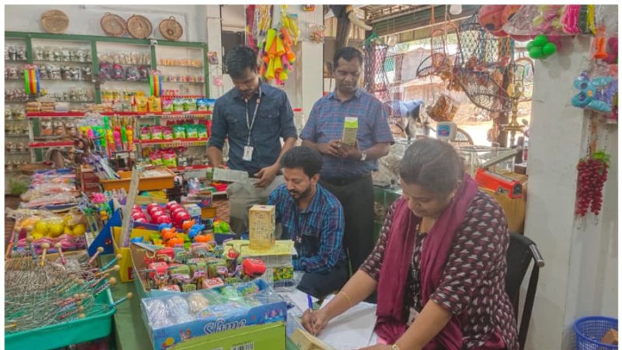 പ്രമേഹം, ആര്ത്രൈറ്റിസ് രോഗങ്ങള്ക്ക് ഫലപ്രദമെന്ന് പരസ്യം; വയനാട്ടില് വ്യാജ ആയൂര്വേദ മരുന്നുകള് പിടികൂടി പ്രമേഹം, ആര്ത്രൈറ്റിസ് രോഗങ്ങള്ക്ക് ഫലപ്രദമെന്ന് പരസ്യം; വയനാട്ടില് വ്യാജ ആയൂര്വേദ മരുന്നുകള് പിടികൂടി