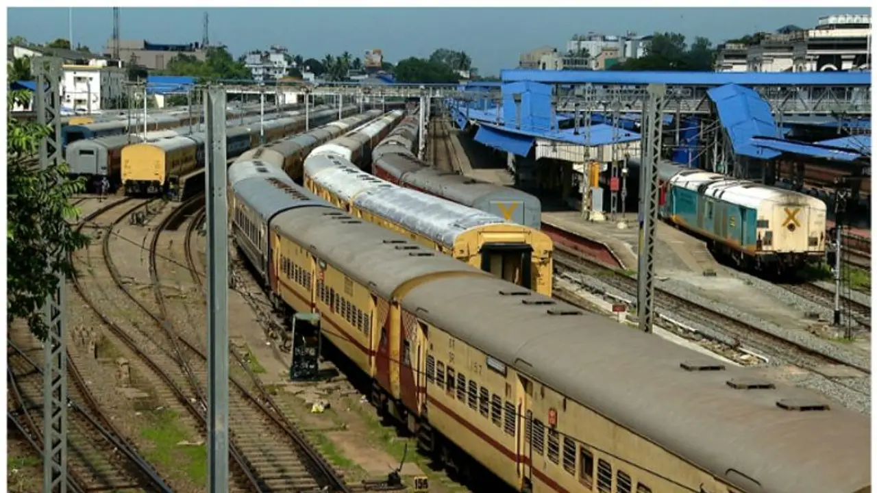 ನೀವು ರಾತ್ರಿ ವೇಳೆ ರೈಲಿನಲ್ಲಿ ಪ್ರಯಾಣಿಸ್ತೀರಾ..? ಹಾಗಿದ್ರೆ ಈ ರೂಲ್ಸ್ ಪಾಲಿಸ್ಲೇಬೇಕು..!