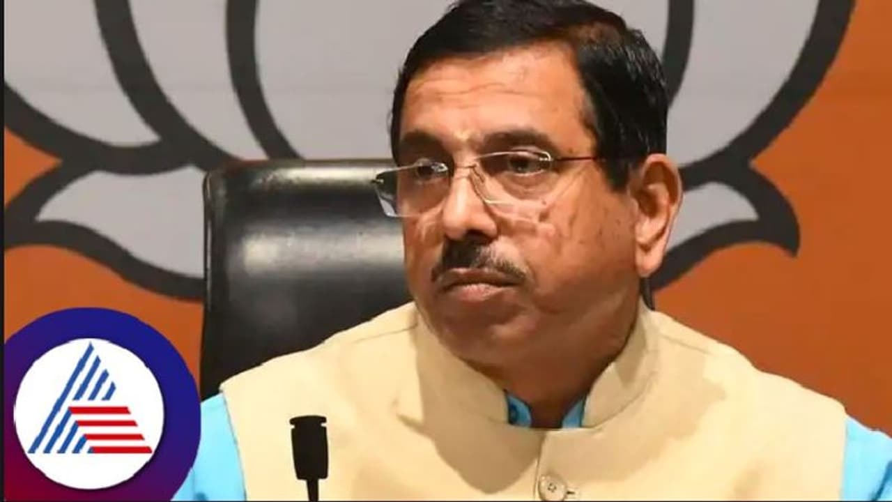 'ಇಷ್ಟು ವರ್ಷ ಕಾಂಗ್ರೆಸ್ ಕತ್ತೆ ಕಾಯ್ತಾ ಇತ್ತಾ'?; ಜೋಶಿ ಹೇಳಿಕೆಗೆ ಕಾಂಗ್ರೆಸ್ಸಿಗರ ಆಕ್ರೋಶ 