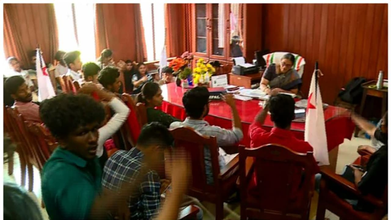 ലഹരി ഉപയോഗ ആരോപണം; കാസർകോട് സർക്കാർ കോളേജ് മുൻ പ്രിൻസിപ്പൽ ഇൻ ചാർജ് ഡോ.രമക്കെതിരെ നടപടിക്ക് വിദ്യാർഥികൾ ലഹരി ഉപയോഗ ആരോപണം; കാസർകോട് സർക്കാർ കോളേജ് മുൻ പ്രിൻസിപ്പൽ ഇൻ ചാർജ് ഡോ.രമക്കെതിരെ നടപടിക്ക് വിദ്യാർഥികൾ