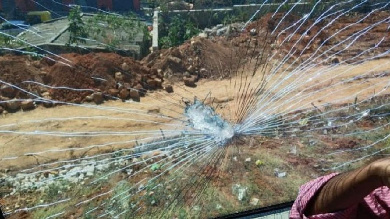 ಬೆಂಗಳೂರಿನಲ್ಲೂ 'ವಂದೇ ಭಾರತ್' ರೈಲಿಗೆ ಕಲ್ಲೆಸೆತ: ರೈಲಿನ 6 ಗಾಜುಗಳಿಗೆ ಹಾನಿ ಬೆಂಗಳೂರಿನಲ್ಲೂ 'ವಂದೇ ಭಾರತ್' ರೈಲಿಗೆ ಕಲ್ಲೆಸೆತ: ರೈಲಿನ 6 ಗಾಜುಗಳಿಗೆ ಹಾನಿ