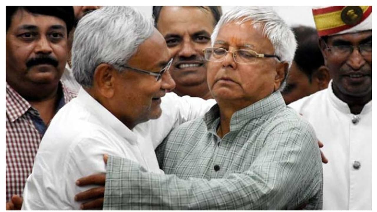 2024ൽ ബിജെപി മുക്ത ഭാരതത്തിനായി കൈകോർക്കണമെന്ന് നിതീഷും ലാലുപ്രസാദ് യാദവും 2024ൽ ബിജെപി മുക്ത ഭാരതത്തിനായി കൈകോർക്കണമെന്ന് നിതീഷും ലാലുപ്രസാദ് യാദവും