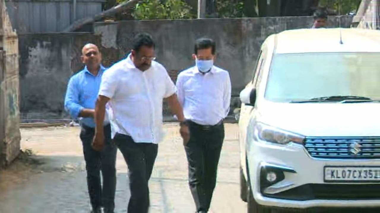 ജോയ് ആലുക്കാസിന് ഇഡി നോട്ടീസ് നൽകും; 305 കോടി വിദേശത്തേക്ക് കടത്തിയതിൽ വിശദീകരണം തേടും ജോയ് ആലുക്കാസിന് ഇഡി നോട്ടീസ് നൽകും; 305 കോടി വിദേശത്തേക്ക് കടത്തിയതിൽ വിശദീകരണം തേടും