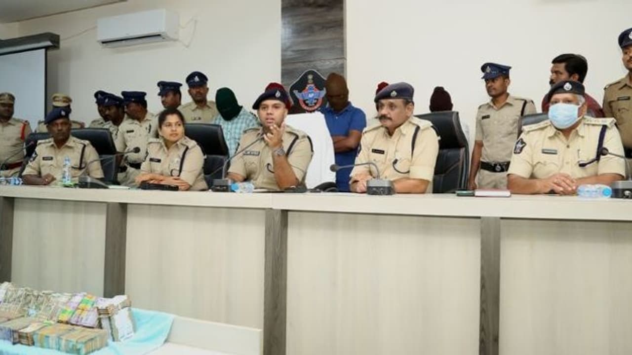 గుంటూరులో 'గ్యాంగ్' సినిమా సీన్ రిపీట్... నకిలీ ఐటీ దాడులతో కోట్ల సొత్తు చోరీ 