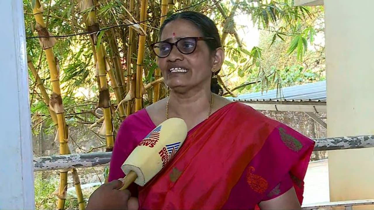 വെള്ളം മലിനം, ഡോ രമയുടെ വാദം പൊളിഞ്ഞു; മുൻ പ്രിൻസിപ്പലിനെതിരെ ഒറ്റക്കെട്ടായി കാസർകോട്ടെ വിദ്യാർത്ഥികൾ വെള്ളം മലിനം, ഡോ രമയുടെ വാദം പൊളിഞ്ഞു; മുൻ പ്രിൻസിപ്പലിനെതിരെ ഒറ്റക്കെട്ടായി കാസർകോട്ടെ വിദ്യാർത്ഥികൾ