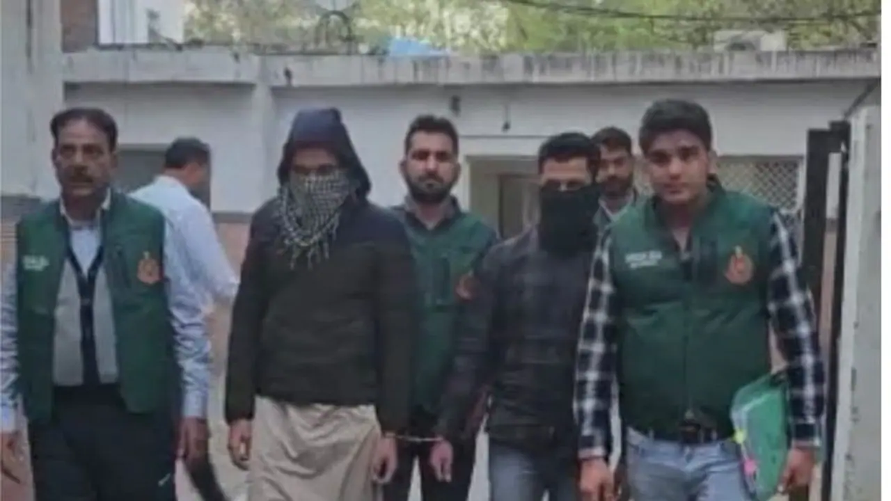 பாகிஸ்தானில் ஆயுதப் பயிற்சி பெற திட்டமிட்டிருந்த தமிழர் உள்பட இருவர் கைது பாகிஸ்தானில் ஆயுதப் பயிற்சி பெற திட்டமிட்டிருந்த தமிழர் உள்பட இருவர் கைது