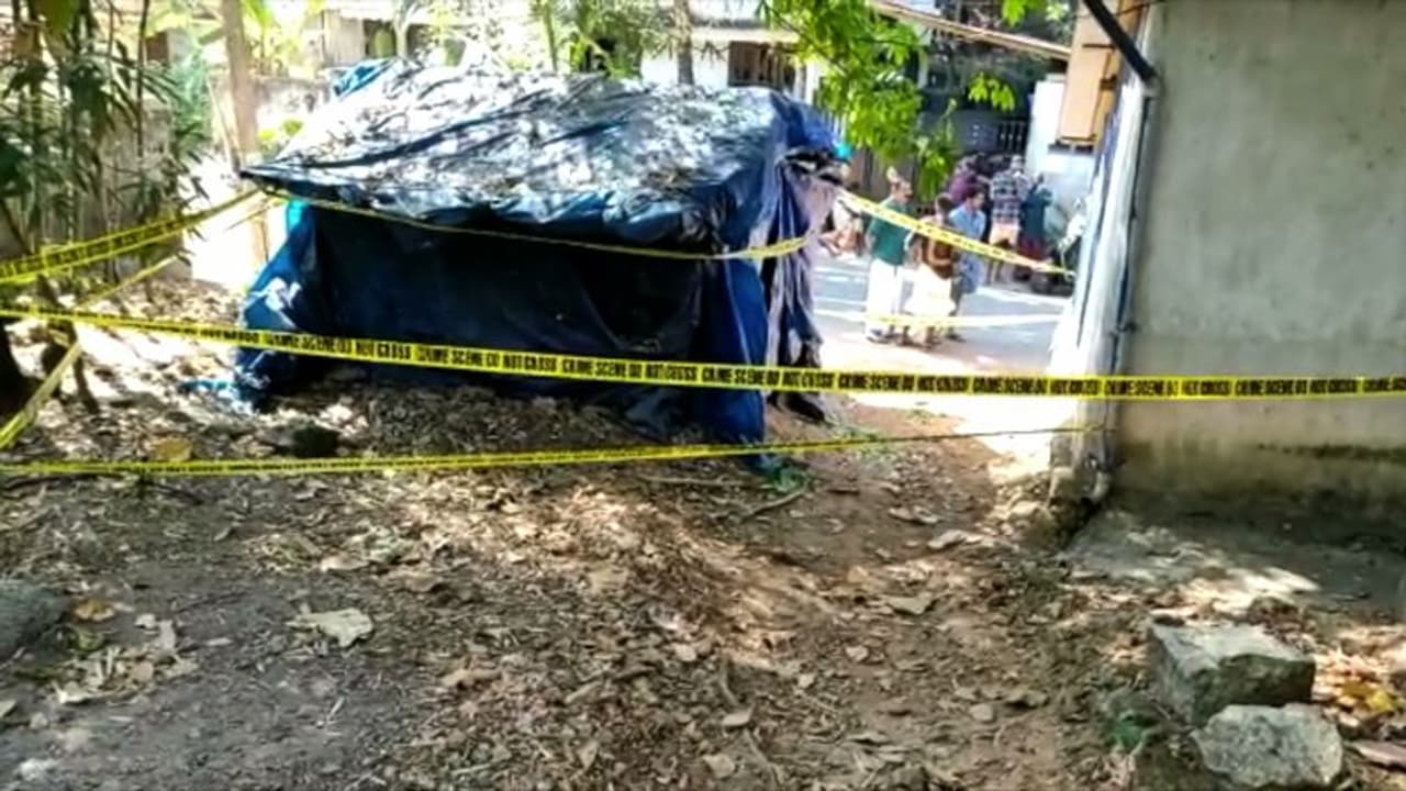 മധ്യവയസ്കൻ വീടിനടുത്തെ ഷെഡിൽ മരിച്ച നിലയിൽ, തൊട്ടടുത്ത് ഒടിഞ്ഞ മുളന്തണ്ട്; കൊലപാതകമോ? സംശയിച്ച് പൊലീസ് മധ്യവയസ്കൻ വീടിനടുത്തെ ഷെഡിൽ മരിച്ച നിലയിൽ, തൊട്ടടുത്ത് ഒടിഞ്ഞ മുളന്തണ്ട്; കൊലപാതകമോ? സംശയിച്ച് പൊലീസ്