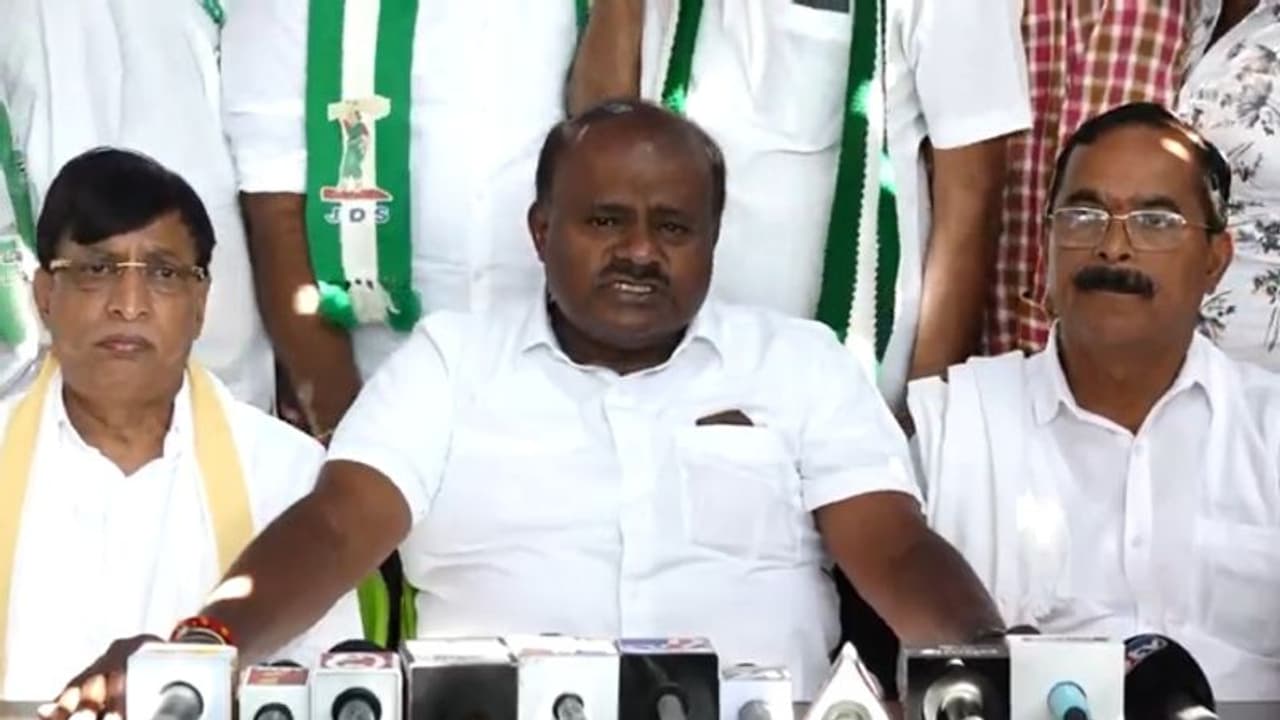 ಬಿಜೆಪಿ ಕುಟುಂಬ ರಾಜಕಾರಣದ ಪಟ್ಟಿ ಹರಿಬಿಟ್ಟ ಹೆಚ್.ಡಿ. ಕುಮಾರಸ್ವಾಮಿ: ಮೋದಿ, ಅಮಿತ್ ಶಾಗೆ ಟಾಂಗ್ ಬಿಜೆಪಿ ಕುಟುಂಬ ರಾಜಕಾರಣದ ಪಟ್ಟಿ ಹರಿಬಿಟ್ಟ ಹೆಚ್.ಡಿ. ಕುಮಾರಸ್ವಾಮಿ: ಮೋದಿ, ಅಮಿತ್ ಶಾಗೆ ಟಾಂಗ್