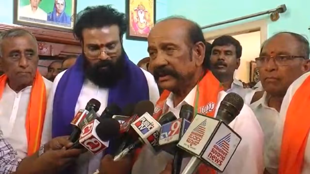 Assembly Election: ಕೈ ಬಿಟ್ಟು ಕಮಲ ಮುಡಿದ ಮಾಜಿ ಶಾಸಕ: ಶ್ರೀರಾಮುಲು ನಾನು ಸಹೋದರರಿದ್ದಂತೆ ಎಂದ ತಿಪ್ಪಾರೆಡ್ಡಿ Assembly Election: ಕೈ ಬಿಟ್ಟು ಕಮಲ ಮುಡಿದ ಮಾಜಿ ಶಾಸಕ: ಶ್ರೀರಾಮುಲು ನಾನು ಸಹೋದರರಿದ್ದಂತೆ ಎಂದ ತಿಪ್ಪಾರೆಡ್ಡಿ