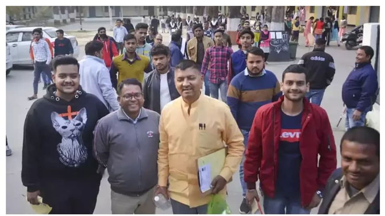 പഠിച്ച് വക്കീലായി പാവങ്ങൾക്ക് നിയമസഹായം നൽകണം; വിദ്യാർഥികൾക്കൊപ്പം പ്ലസ് ടു പരീക്ഷയെഴുതി ബിജെപി മുൻ എംഎൽഎ