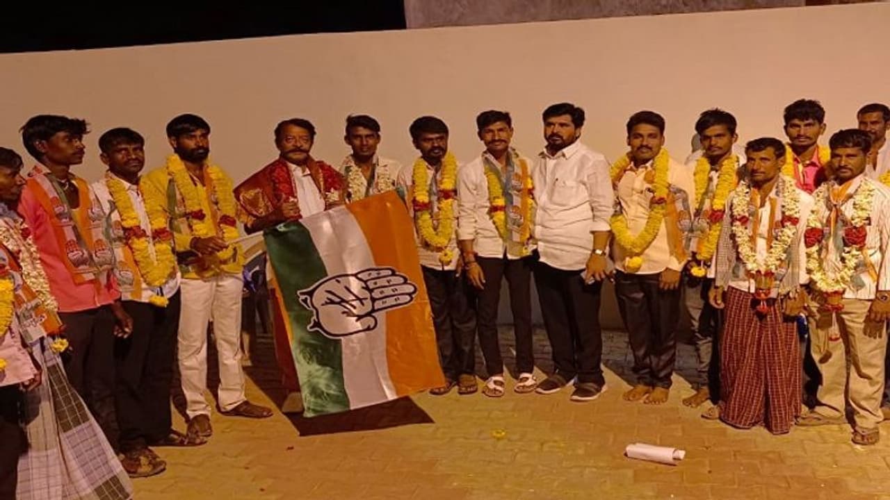 ಸುರಪುರ: ಸರ್ಕಾರದ ದುರಾಡಳಿತಕ್ಕೆ ಬೇಸತ್ತು ಬಿಜೆಪಿ ತೊರೆದು ಕಾಂಗ್ರೆಸ್ ಸೇರ್ಪಡೆ ಸುರಪುರ: ಸರ್ಕಾರದ ದುರಾಡಳಿತಕ್ಕೆ ಬೇಸತ್ತು ಬಿಜೆಪಿ ತೊರೆದು ಕಾಂಗ್ರೆಸ್ ಸೇರ್ಪಡೆ