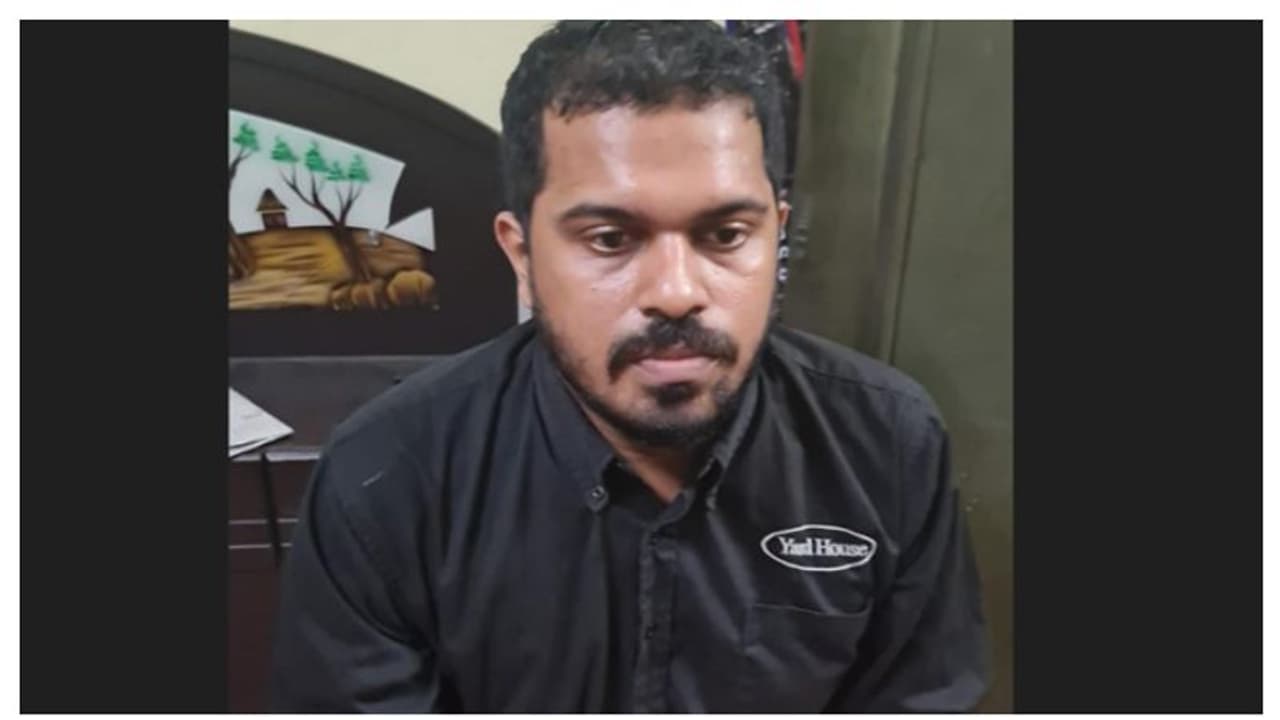 ഫേസ്ബുക്ക് വഴി പരിചയപ്പെട്ട വിധവയെ ലൈംഗികമായി ചൂഷണം ചെയ്തു, രണ്ട് ലക്ഷം രൂപ തട്ടിയെടുത്തു; യുവാവ് അറസ്റ്റിൽ ഫേസ്ബുക്ക് വഴി പരിചയപ്പെട്ട വിധവയെ ലൈംഗികമായി ചൂഷണം ചെയ്തു, രണ്ട് ലക്ഷം രൂപ തട്ടിയെടുത്തു; യുവാവ് അറസ്റ്റിൽ