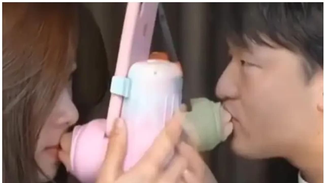 ദൂരെ നിന്നും ചുംബിക്കാം; പുതിയ സാങ്കേതിക വിദ്യയുമായി ചൈനീസ് സർവകലാശാല, വന്വരവേല്പ് ദൂരെ നിന്നും ചുംബിക്കാം; പുതിയ സാങ്കേതിക വിദ്യയുമായി ചൈനീസ് സർവകലാശാല, വന്വരവേല്പ്