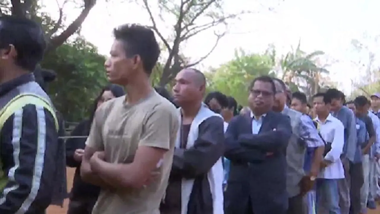 ಮೇಘಾಲಯ, ನಾಗಾಲ್ಯಾಂಡ್ ವಿಧಾನಸಭೆ ಚುನಾವಣೆ ಮತದಾನ ಆರಂಭ: ಮತ ಹಾಕಲು ಸಾಲುಗಟ್ಟಿ ನಿಂತಿರುವ ಜನತೆ ಮೇಘಾಲಯ, ನಾಗಾಲ್ಯಾಂಡ್ ವಿಧಾನಸಭೆ ಚುನಾವಣೆ ಮತದಾನ ಆರಂಭ: ಮತ ಹಾಕಲು ಸಾಲುಗಟ್ಟಿ ನಿಂತಿರುವ ಜನತೆ