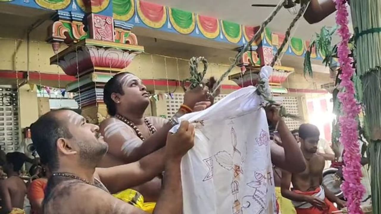 திருமணத்தடை நீக்கும் திருணஞ்சேரி உத்வாகநாதர் ஆலயத்தில் மாசித் திருவிழா கொடியேற்றம்! திரளான பக்தர்கள் வழிபாடு! திருமணத்தடை நீக்கும் திருணஞ்சேரி உத்வாகநாதர் ஆலயத்தில் மாசித் திருவிழா கொடியேற்றம்! திரளான பக்தர்கள் வழிபாடு!