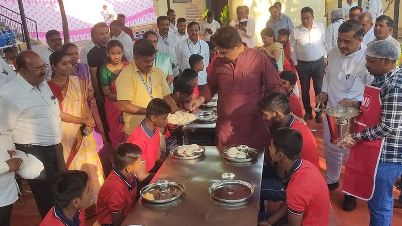 Grama Vastavya: ಹಾಸ್ಟೆಲ್ ಮಕ್ಕಳಿಗೆ ಉಪಾಹಾರ ಬಡಿಸಿದ ಸಚಿವ ಅಶೋಕ್ Grama Vastavya: ಹಾಸ್ಟೆಲ್ ಮಕ್ಕಳಿಗೆ ಉಪಾಹಾರ ಬಡಿಸಿದ ಸಚಿವ ಅಶೋಕ್