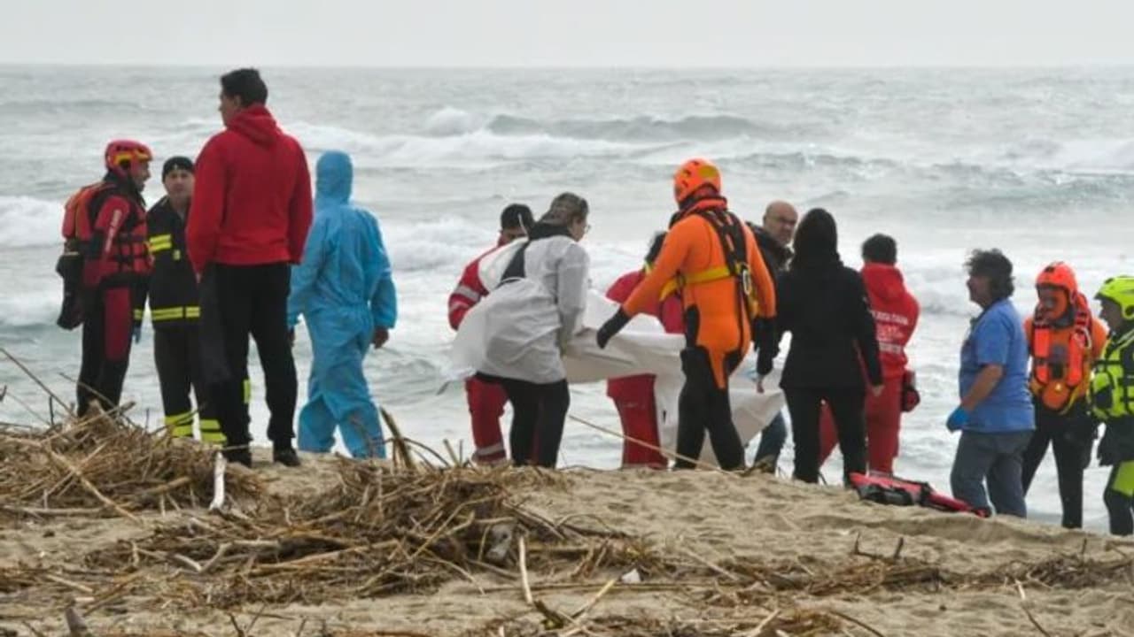തുർക്കിയിൽ നിന്നുള്ള അഭയാർത്ഥികളുടെ ബോട്ട് ഇറ്റലിയുടെ തീരത്ത് മുങ്ങി 60 മരണം തുർക്കിയിൽ നിന്നുള്ള അഭയാർത്ഥികളുടെ ബോട്ട് ഇറ്റലിയുടെ തീരത്ത് മുങ്ങി 60 മരണം