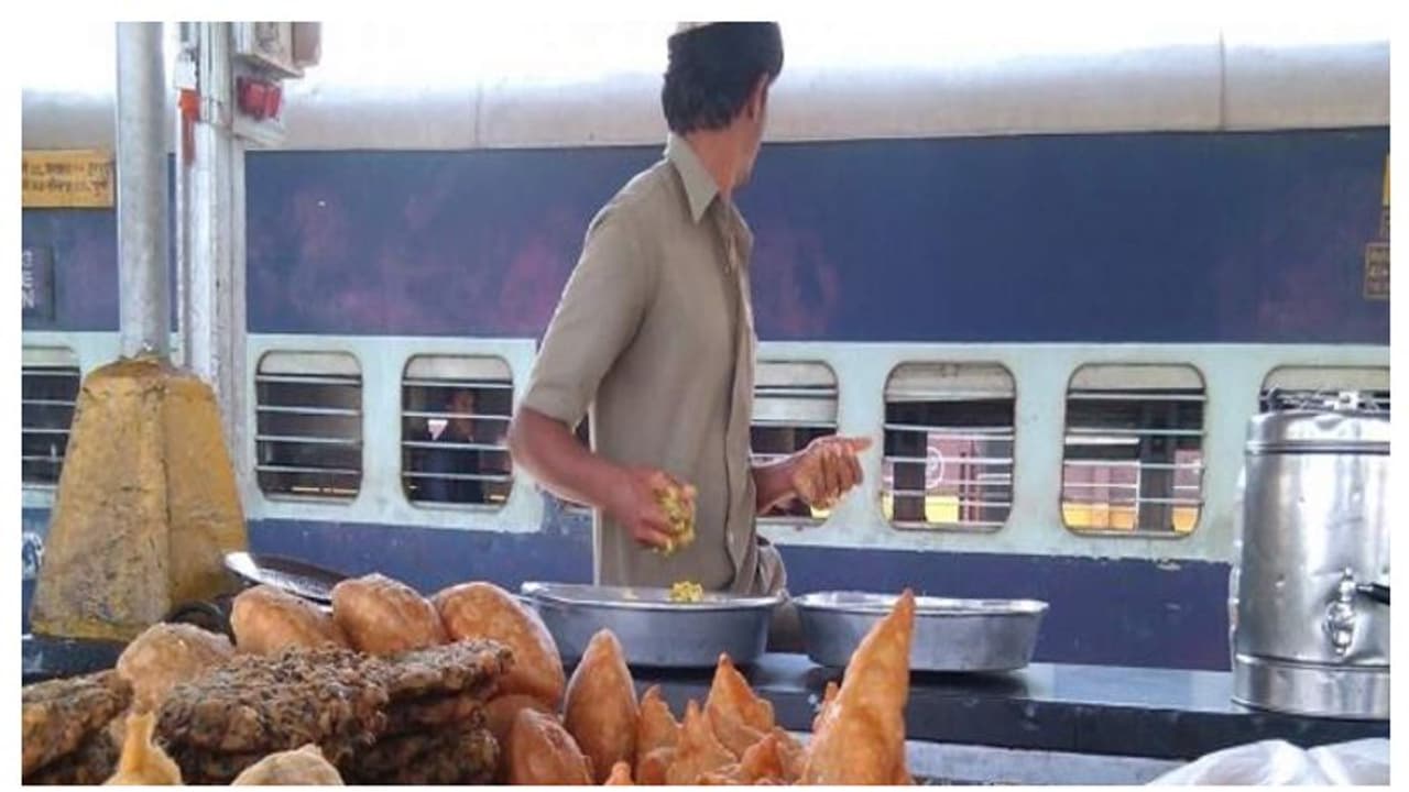 പഴം പൊരിക്ക് 20, ഊണിന് 95; റെയിൽവേ സ്റ്റേഷനിലെ ഭക്ഷണം ഇനി പൊള്ളും പഴം പൊരിക്ക് 20, ഊണിന് 95; റെയിൽവേ സ്റ്റേഷനിലെ ഭക്ഷണം ഇനി പൊള്ളും