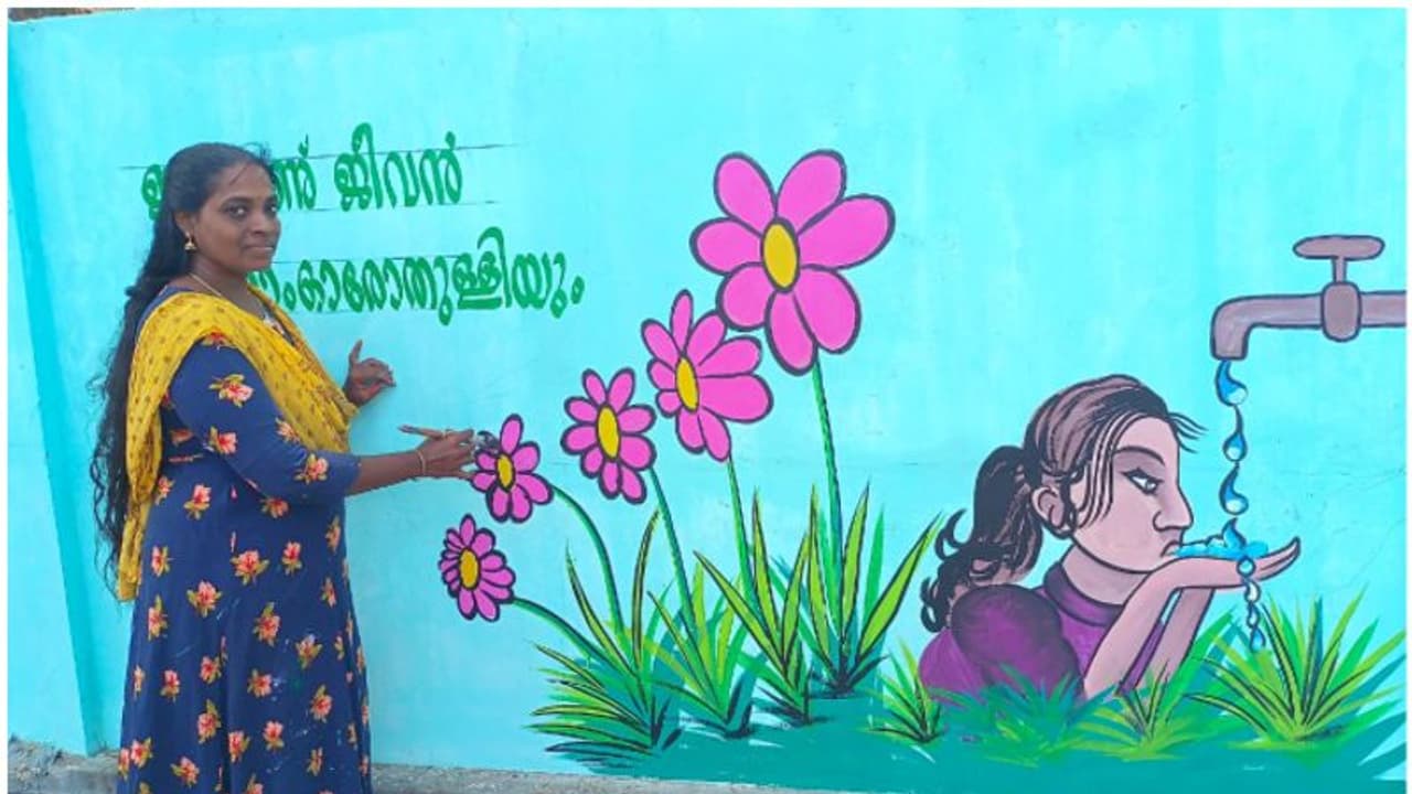 ജനങ്ങളിൽ ബോധവത്ക്കരണത്തിന് ചുവരുകളിൽ ചായം ചാലിച്ച് ഷീബ ജനങ്ങളിൽ ബോധവത്ക്കരണത്തിന് ചുവരുകളിൽ ചായം ചാലിച്ച് ഷീബ