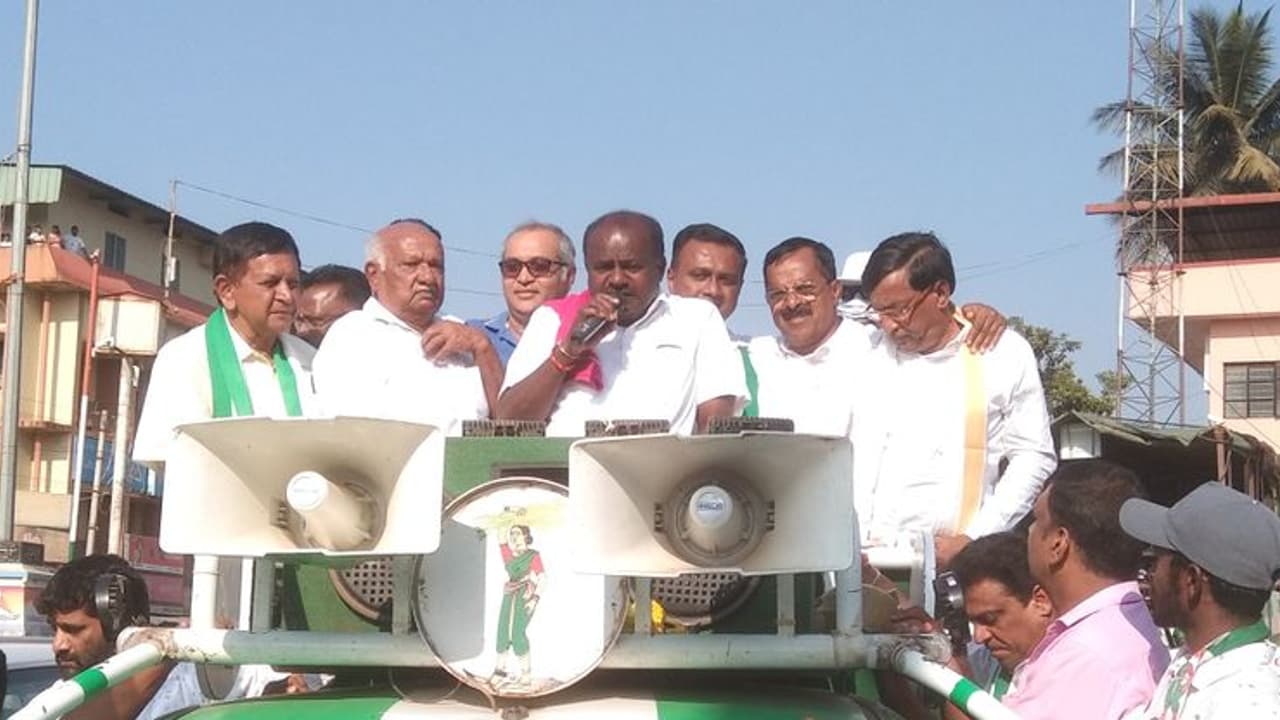 ಮುಸಲ್ಮಾನರ ತಂಟೆಗೆ ಯಾರು ಬರ್ತಾರೆ ನೋಡೋಣ: ಎಚ್.ಡಿ.ಕುಮಾರಸ್ವಾಮಿ ಮುಸಲ್ಮಾನರ ತಂಟೆಗೆ ಯಾರು ಬರ್ತಾರೆ ನೋಡೋಣ: ಎಚ್.ಡಿ.ಕುಮಾರಸ್ವಾಮಿ