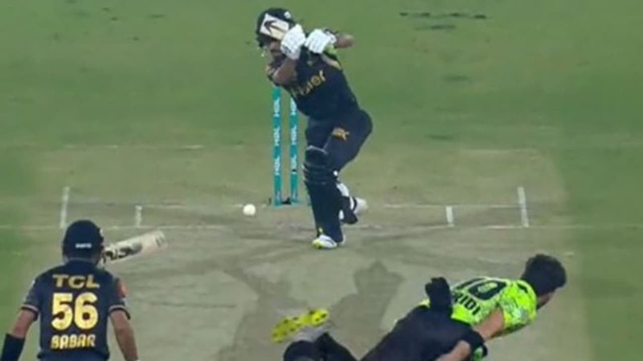 షాహీన్ అఫ్రిది బౌలింగ్ స్పీడ్కు రెండు ముక్కలైన బ్యాట్.. వీడియో వైరల్ షాహీన్ అఫ్రిది బౌలింగ్ స్పీడ్కు రెండు ముక్కలైన బ్యాట్.. వీడియో వైరల్