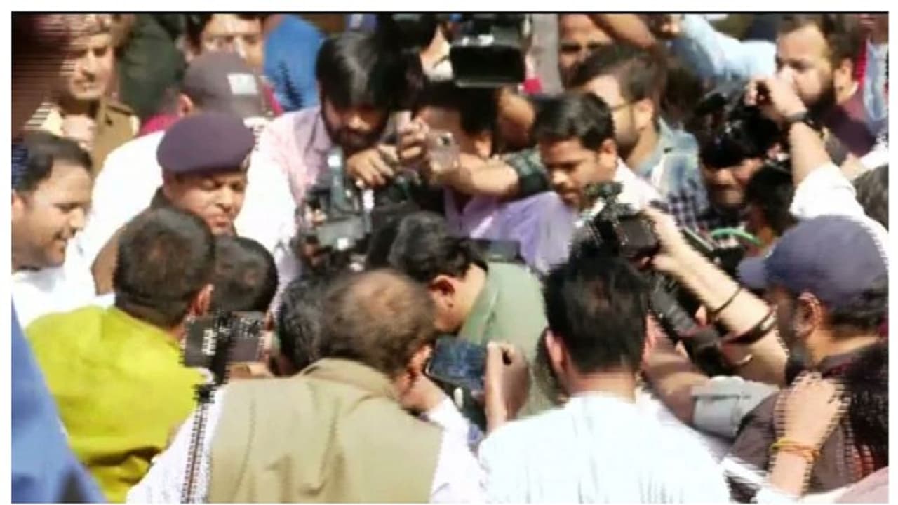 സിസോദിയയുടെ അറസ്റ്റില് വ്യാപക പ്രതിഷേധം, എഎപി ഓഫീസിന് മുന്നില് പൊലീസുമായി ഉന്തും തള്ളും, 144 പ്രഖ്യാപിച്ചു സിസോദിയയുടെ അറസ്റ്റില് വ്യാപക പ്രതിഷേധം, എഎപി ഓഫീസിന് മുന്നില് പൊലീസുമായി ഉന്തും തള്ളും, 144 പ്രഖ്യാപിച്ചു