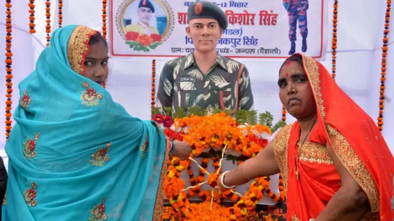 രക്തസാക്ഷിത്വം വരിച്ച സൈനികന്‍റെ പിതാവിന് മര്‍ദ്ദനം; ബീഹാര്‍ മുഖ്യമന്ത്രിയെ ഫോണില് വിളിച്ച് രാജ്നാഥ് സിംഗ്