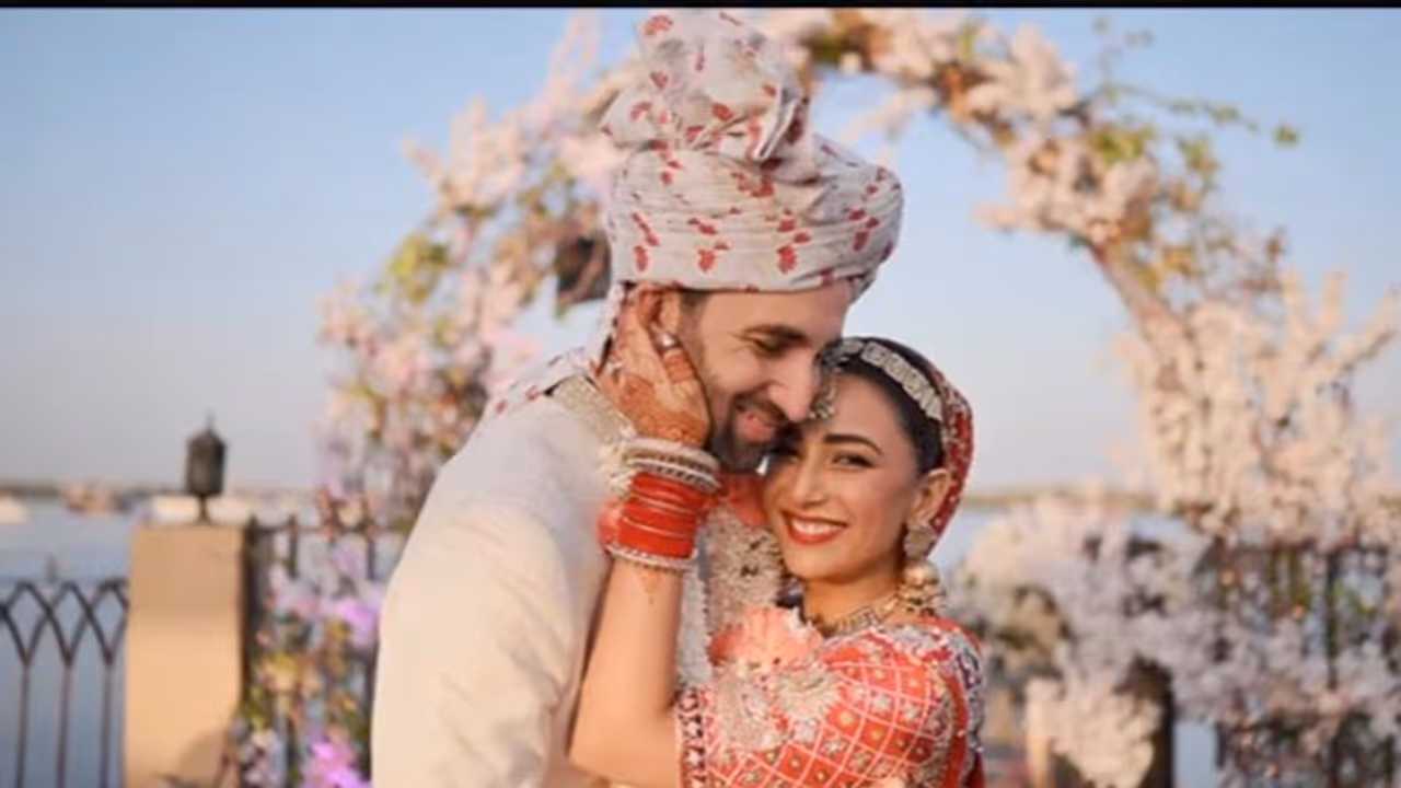 ഇന്ത്യൻ വേഷത്തില് വിവാഹത്തിന് അണിഞ്ഞൊരുങ്ങി പാക് നടി?; സംഭവം വിവാദത്തില് ഇന്ത്യൻ വേഷത്തില് വിവാഹത്തിന് അണിഞ്ഞൊരുങ്ങി പാക് നടി?; സംഭവം വിവാദത്തില്