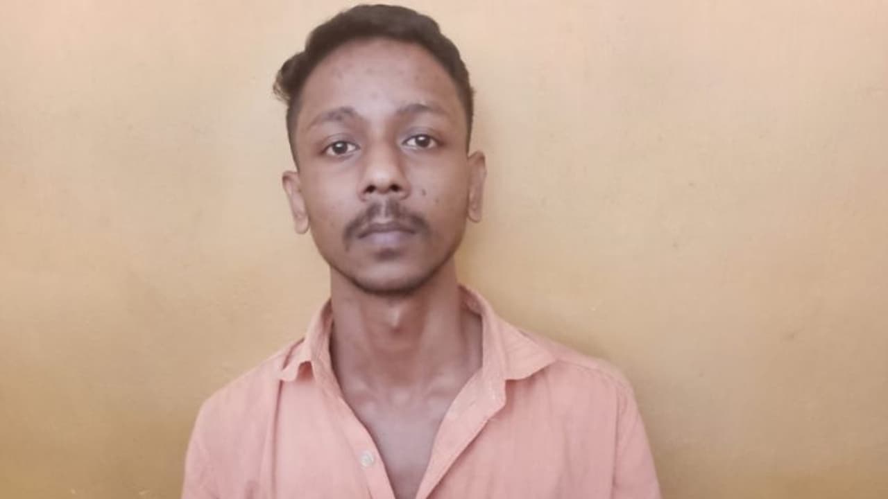 വീട്ടില് കയറി അക്രമം, തട്ടിക്കൊണ്ടു പോകല്; 'മൊട്ട' ശ്രീജിത്തിനെക്കൊണ്ട് പൊറുതി മുട്ടി, പൊക്കി പൊലീസ് വീട്ടില് കയറി അക്രമം, തട്ടിക്കൊണ്ടു പോകല്; 'മൊട്ട' ശ്രീജിത്തിനെക്കൊണ്ട് പൊറുതി മുട്ടി, പൊക്കി പൊലീസ്