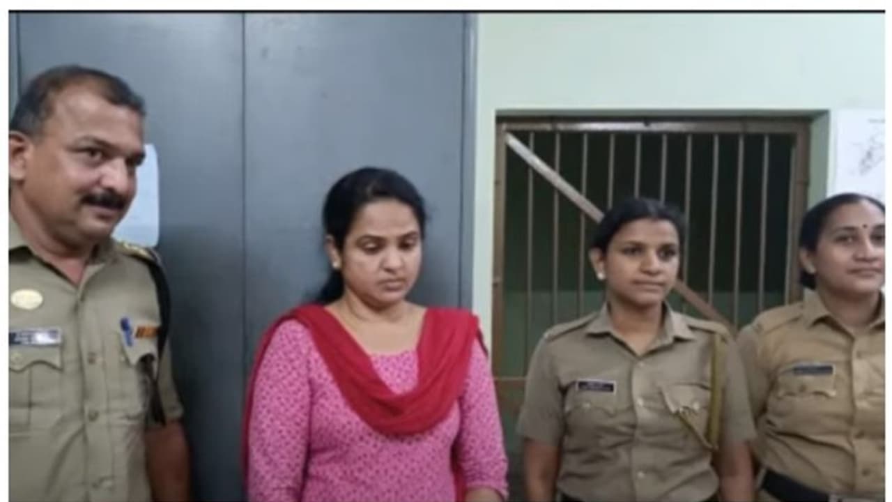 ബ്യൂട്ടി പാർലറിന്റെ മറവിൽ മയക്ക് മരുന്ന് വിൽപന; ചാലക്കുടിയിൽ ബ്യൂട്ടീഷൻ അറസ്റ്റിൽ ബ്യൂട്ടി പാർലറിന്റെ മറവിൽ മയക്ക് മരുന്ന് വിൽപന; ചാലക്കുടിയിൽ ബ്യൂട്ടീഷൻ അറസ്റ്റിൽ