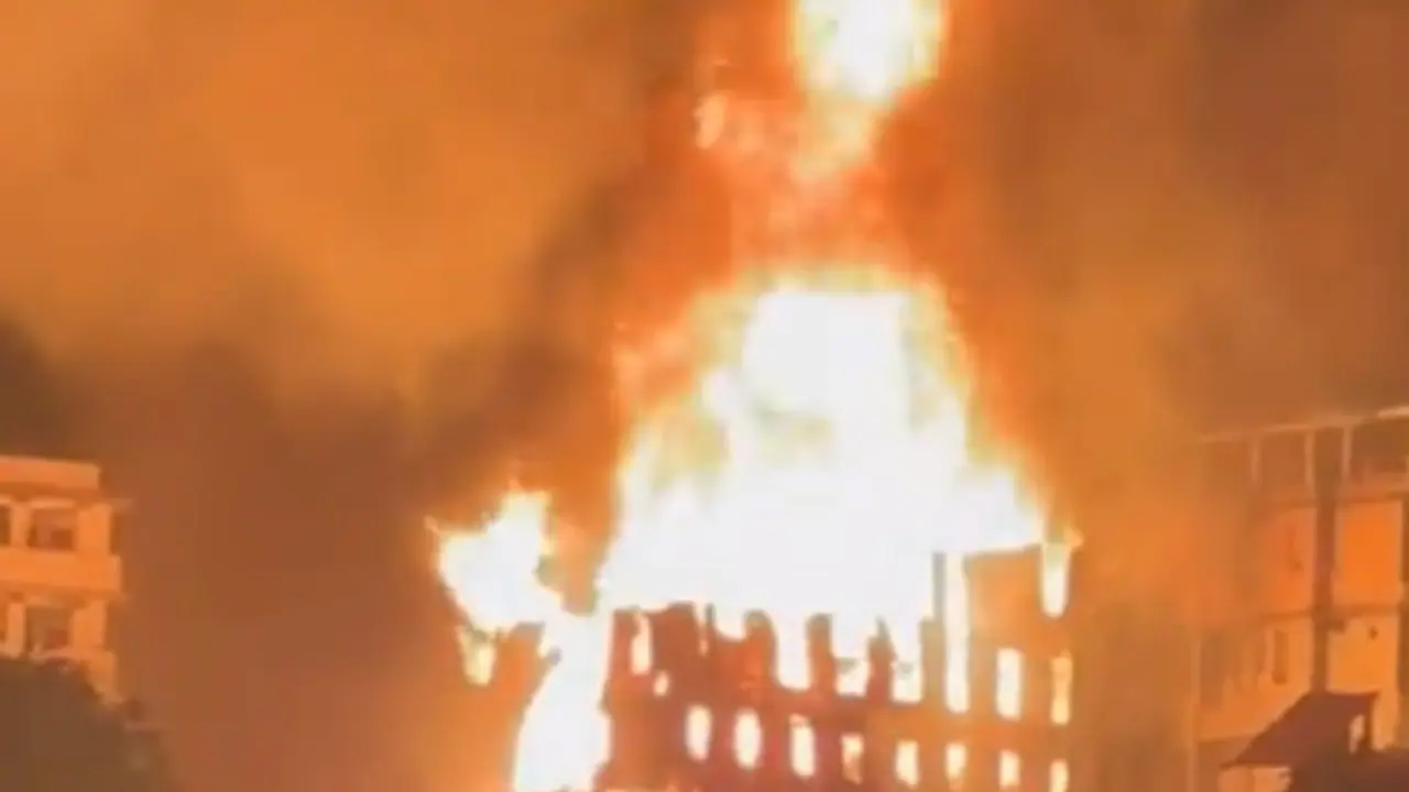 నాగాలాండ్ లోని అతిపెద్ద మార్కెట్ లో భారీ అగ్నిప్రమాదం.. 200లకు పైగా షాపులు దగ్ధం నాగాలాండ్ లోని అతిపెద్ద మార్కెట్ లో భారీ అగ్నిప్రమాదం.. 200లకు పైగా షాపులు దగ్ధం