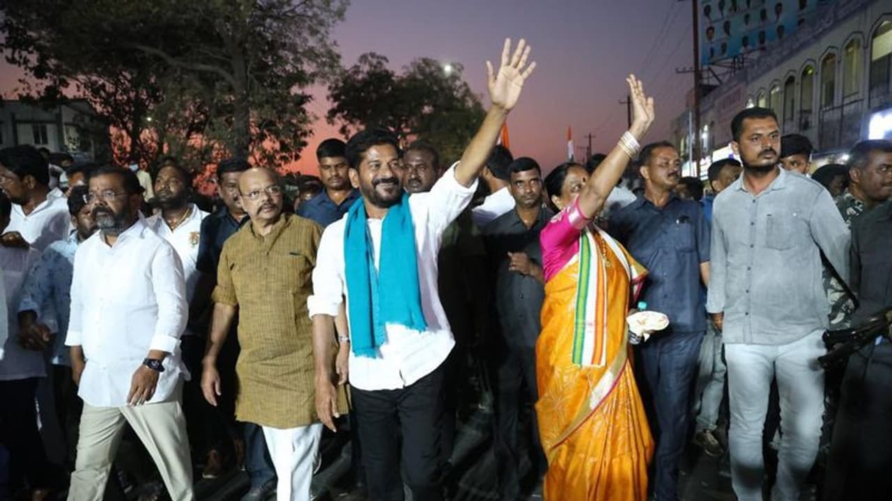 రైతులకు అండగా ఉంటాం.. ఇందిరమ్మ రాజ్యం వస్తే నే పేదల కష్టాలు తీరుతయ్..: రేవంత్ రెడ్డి రైతులకు అండగా ఉంటాం.. ఇందిరమ్మ రాజ్యం వస్తే నే పేదల కష్టాలు తీరుతయ్..: రేవంత్ రెడ్డి