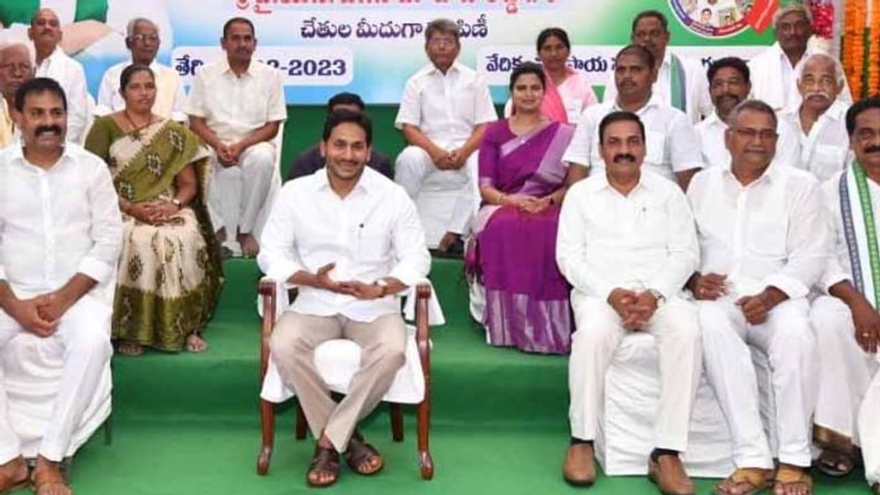 రాష్ట్రంలో 175 స్థానాల్లో పోటీ చేసి గెలుస్తారా?: చంద్రబాబు, పవన్ లకు జగన్ సవాల్ రాష్ట్రంలో 175 స్థానాల్లో పోటీ చేసి గెలుస్తారా?: చంద్రబాబు, పవన్ లకు జగన్ సవాల్