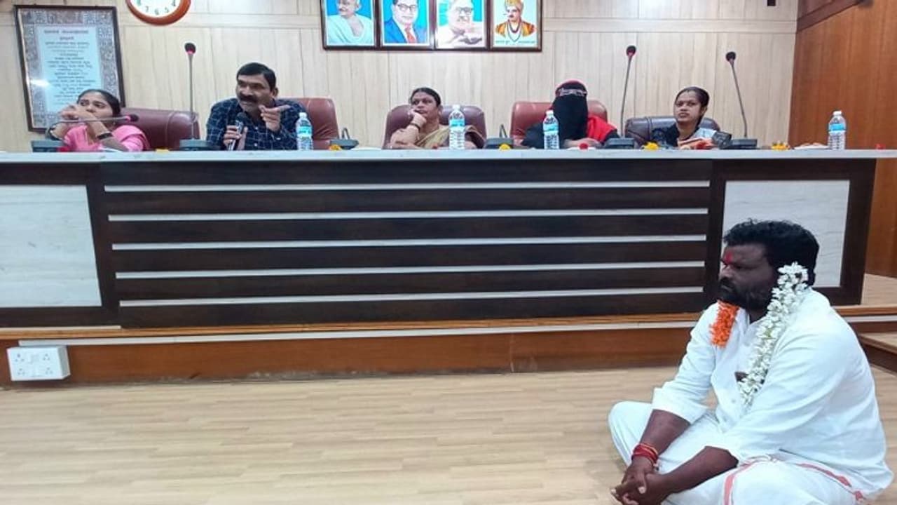 ಕೊಪ್ಪಳ: ಕಿವಿಗೆ ಹೂ ಇಟ್ಕೊಂಡು ನಗರಸಭೆ ಬಿಜೆಪಿ ಸದಸ್ಯನ ವಿನೂತನ ಪ್ರತಿಭಟನೆ ಕೊಪ್ಪಳ: ಕಿವಿಗೆ ಹೂ ಇಟ್ಕೊಂಡು ನಗರಸಭೆ ಬಿಜೆಪಿ ಸದಸ್ಯನ ವಿನೂತನ ಪ್ರತಿಭಟನೆ