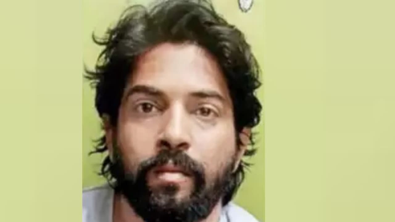 സ്വത്ത് തർക്കം; അച്ഛനെ കൊല്ലാൻ കോടിയുടെ ക്വട്ടേഷൻ കൊടുത്ത് മകൻ; മകന്റെ മുന്നിലിട്ട് വെട്ടി ക്വട്ടേഷൻ സംഘം സ്വത്ത് തർക്കം; അച്ഛനെ കൊല്ലാൻ കോടിയുടെ ക്വട്ടേഷൻ കൊടുത്ത് മകൻ; മകന്റെ മുന്നിലിട്ട് വെട്ടി ക്വട്ടേഷൻ സംഘം