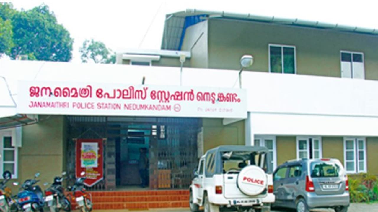 അച്ഛൻ വഴക്കു പറഞ്ഞതിന് നാടുവിടാൻ ഇറങ്ങി, കാശില്ല, തമിഴ്നാട്ടിലേക്ക് 'ലിഫ്റ്റ്', എത്തിയത് പൊലീസ് സ്റ്റേഷനിൽ! അച്ഛൻ വഴക്കു പറഞ്ഞതിന് നാടുവിടാൻ ഇറങ്ങി, കാശില്ല, തമിഴ്നാട്ടിലേക്ക് 'ലിഫ്റ്റ്', എത്തിയത് പൊലീസ് സ്റ്റേഷനിൽ!