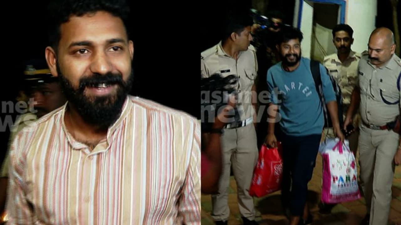 ആകാശ് തില്ലങ്കേരിയേയും ജിജോ തില്ലങ്കേരിയേയും വിയ്യൂര് സെൻട്രൽ ജയിലിലേക്ക് മാറ്റി ആകാശ് തില്ലങ്കേരിയേയും ജിജോ തില്ലങ്കേരിയേയും വിയ്യൂര് സെൻട്രൽ ജയിലിലേക്ക് മാറ്റി