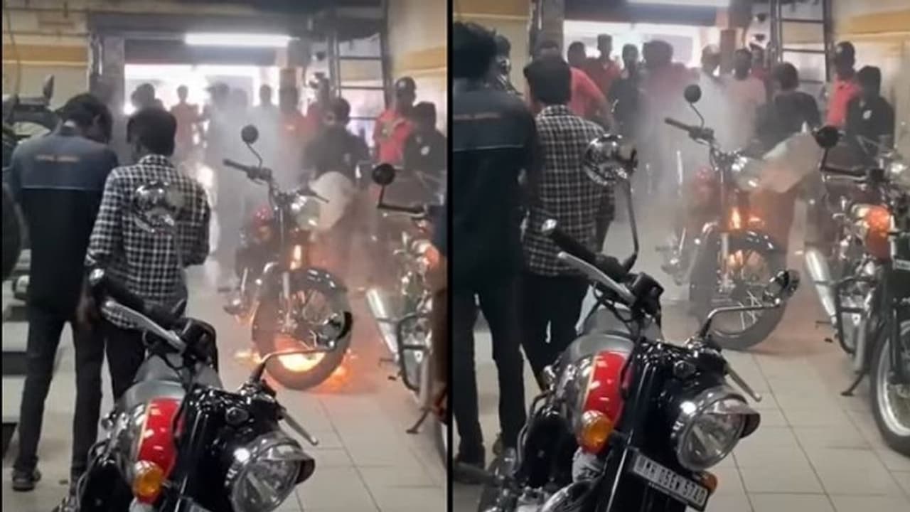 ಹೊಚ್ಚ ಹೊಸ ರಾಯಲ್ ಎನ್‌ಫೀಲ್ಡ್ ಬೈಕ್ ಕಿ ಹಸ್ತಾಂತರಿಸಿದ ಬೆನ್ನಲ್ಲೇ ಹೊತ್ತಿಕೊಂಡ ಬೆಂಕಿ!