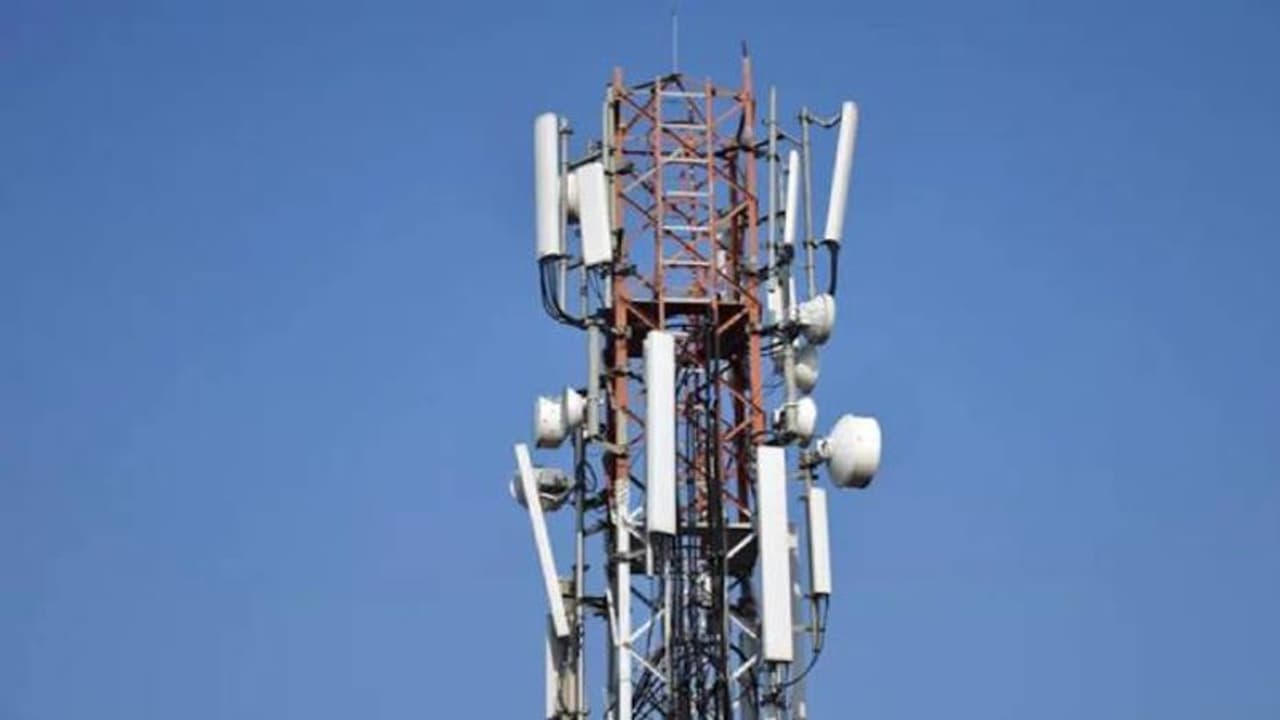 ബിഎസ്എൻഎൽ ടവർ അപ്പാടെ മോഷ്ടിച്ച് ആറംഗ സംഘം, പൊലീസ് പിടികൂടിയത് ഇങ്ങനെ... ബിഎസ്എൻഎൽ ടവർ അപ്പാടെ മോഷ്ടിച്ച് ആറംഗ സംഘം, പൊലീസ് പിടികൂടിയത് ഇങ്ങനെ...