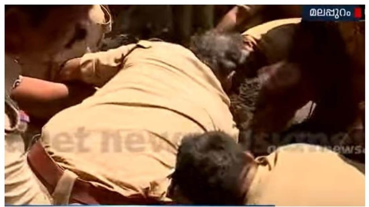 കോട്ടക്കലില് കിണറില് കുടുങ്ങിയ തൊഴിലാളി മരിച്ചു, മൃതദേഹം പുറത്തെത്തിച്ചു കോട്ടക്കലില് കിണറില് കുടുങ്ങിയ തൊഴിലാളി മരിച്ചു, മൃതദേഹം പുറത്തെത്തിച്ചു