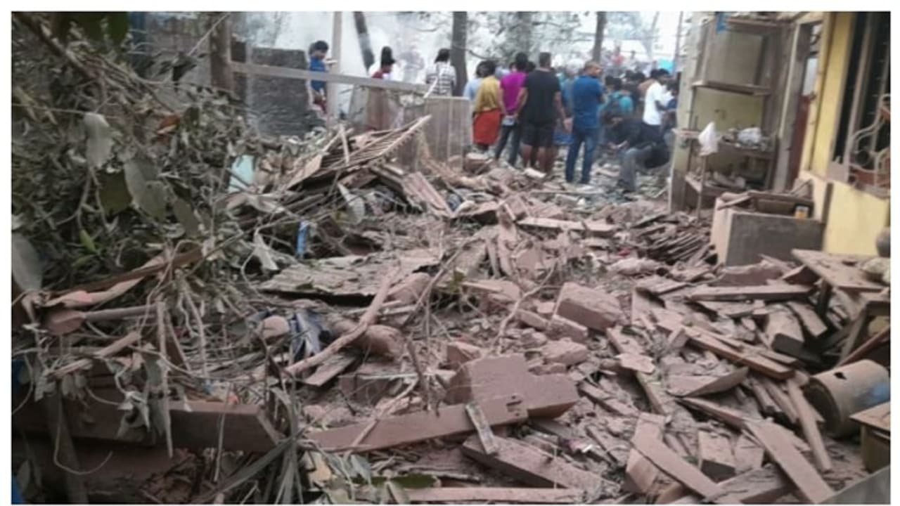 വരാപ്പുഴയില് പടക്കം സൂക്ഷിച്ച കെട്ടിടത്തില് പൊട്ടിത്തെറി: ഒരാള് മരിച്ചു, 7 പേര്ക്ക് പരിക്ക് വരാപ്പുഴയില് പടക്കം സൂക്ഷിച്ച കെട്ടിടത്തില് പൊട്ടിത്തെറി: ഒരാള് മരിച്ചു, 7 പേര്ക്ക് പരിക്ക്