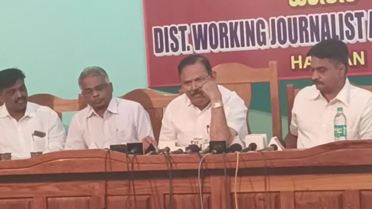 ದೇವೇಗೌಡರನ್ನೇ ಮನೆ, ಜಿಲ್ಲೆಯಿಂದ ಹೊರಗಟ್ಟಿದರು: ಇವರಿಗೆ ನಾನ್ಯಾವ ಲೆಕ್ಕ ಎಂದ ರಾಮಸ್ವಾಮಿ ದೇವೇಗೌಡರನ್ನೇ ಮನೆ, ಜಿಲ್ಲೆಯಿಂದ ಹೊರಗಟ್ಟಿದರು: ಇವರಿಗೆ ನಾನ್ಯಾವ ಲೆಕ್ಕ ಎಂದ ರಾಮಸ್ವಾಮಿ