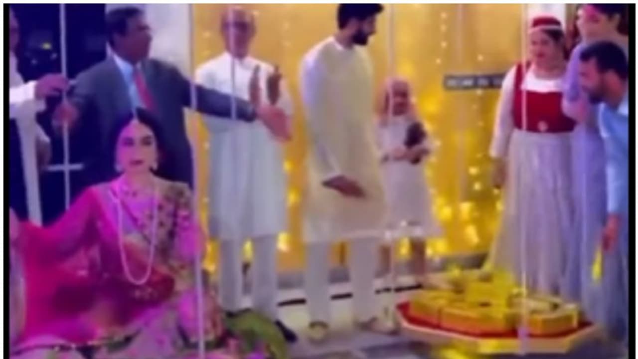 Viral Video: പാകിസ്ഥാനി വധുവിന് സ്വര്‍ണ്ണക്കട്ടികൊണ്ട് തുലാഭാരം; വൈറലായി ഒരു വിവാഹ വിഡീയോ! 