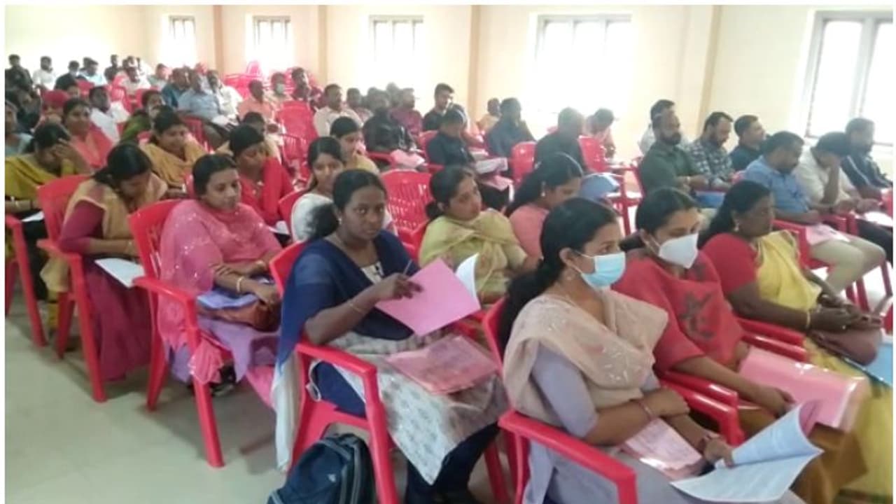 സമ്മേളനമല്ലേ പ്രധാനം, ജനം കാത്തിരിക്കട്ടെ! മുന്നറിയിപ്പില്ലാതെ ജീവനക്കാരുടെ കൂട്ട അവധി, വലഞ്ഞത് നാട്ടുകാർ സമ്മേളനമല്ലേ പ്രധാനം, ജനം കാത്തിരിക്കട്ടെ! മുന്നറിയിപ്പില്ലാതെ ജീവനക്കാരുടെ കൂട്ട അവധി, വലഞ്ഞത് നാട്ടുകാർ