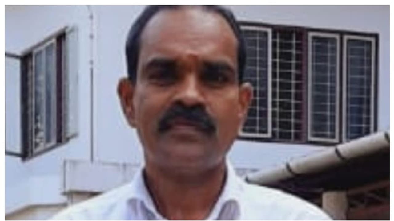 പേരാമ്പ്രയിൽ ഡ്രൈവര്‍ സ്‍കൂള്‍ ബസില്‍ മരിച്ചനിലയില്‍, മൃതദേഹം കണ്ടെത്തിയത് നാട്ടുകാര്‍