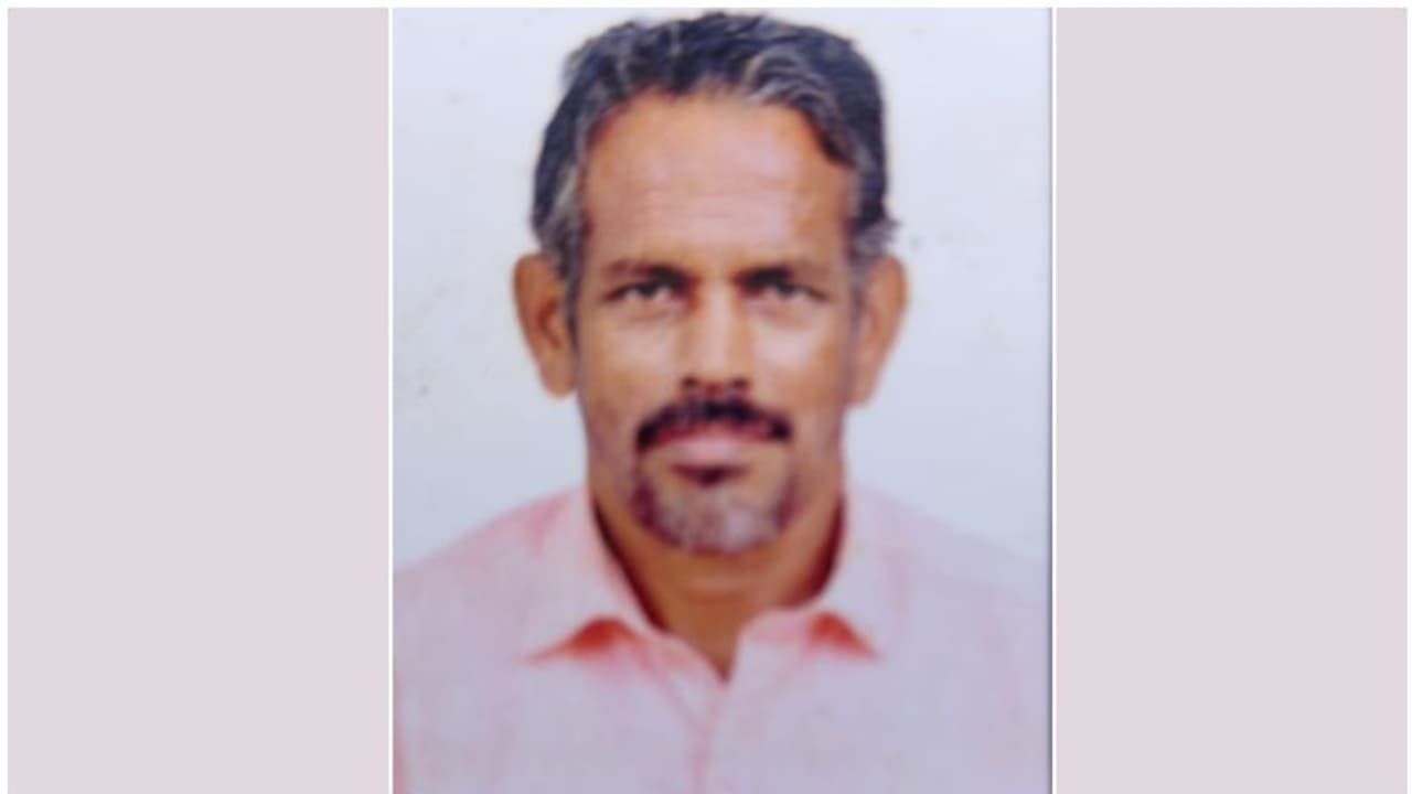 പന മുറിച്ച് മാറ്റുന്നതിനിടെ യന്ത്രവാൾ പനയിൽ ഇറുകി, വലിച്ചുവീഴ്ത്തുന്നതിനിടെ കയർ പൊട്ടി; 55കാരന് ദാരുണാന്ത്യം പന മുറിച്ച് മാറ്റുന്നതിനിടെ യന്ത്രവാൾ പനയിൽ ഇറുകി, വലിച്ചുവീഴ്ത്തുന്നതിനിടെ കയർ പൊട്ടി; 55കാരന് ദാരുണാന്ത്യം